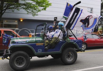 Hockey%20Jeep%20Canucks2.jpg