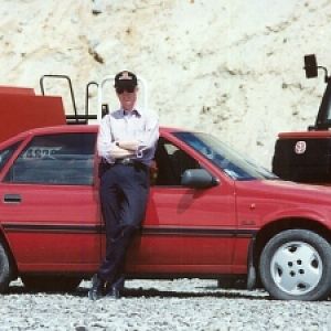 Opel Vectra GLS 2.0 1993

Here I am after migrating from the auto industry to agriculture - those are Fiatagri tractors & balers in the background.