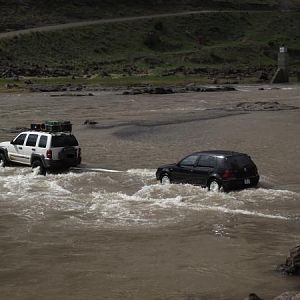 Lesotho 2010 (Towing a car accross the crossing)