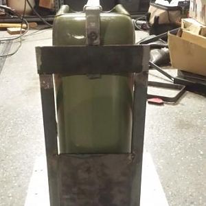 Jerrycan mount 4