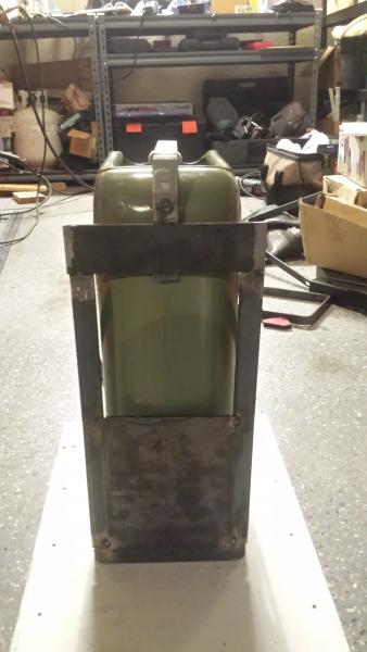 Jerrycan mount 4