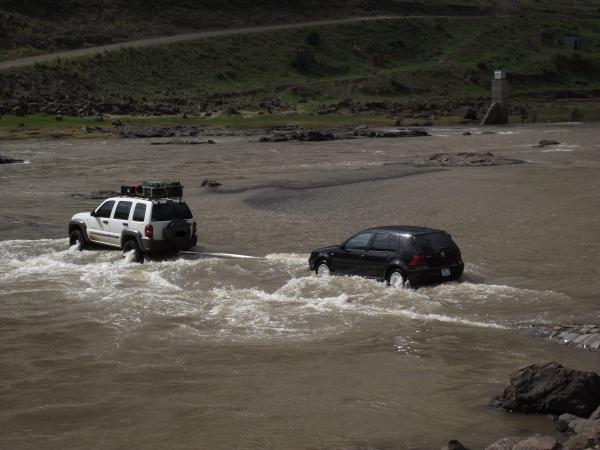 Lesotho 2010 (Towing a car accross the crossing)