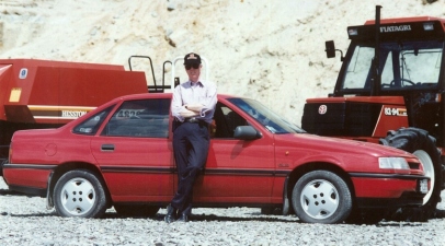 Opel Vectra GLS 2.0 1993

Here I am after migrating from the auto industry to agriculture - those are Fiatagri tractors & balers in the background.