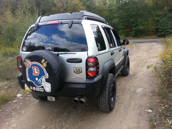 The 1.5" SpiderTrax spacers have given this KJ a solid stance.

Flowmaster DeltaFlow 50 muffler
Throaty yet not too aggressive where the neighbors